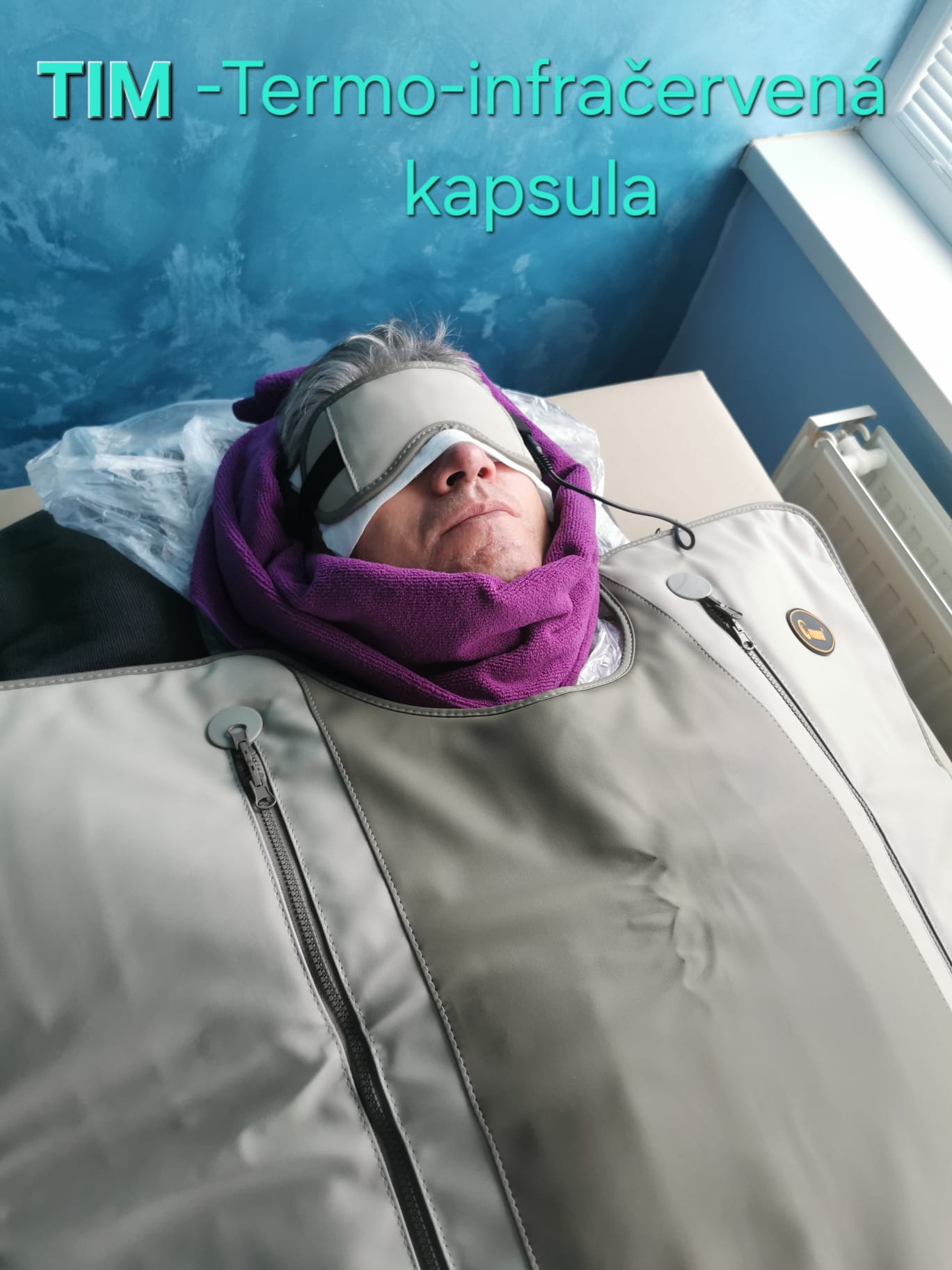Klient počas termo-infračervenej procedúry v kapsule FOHOW